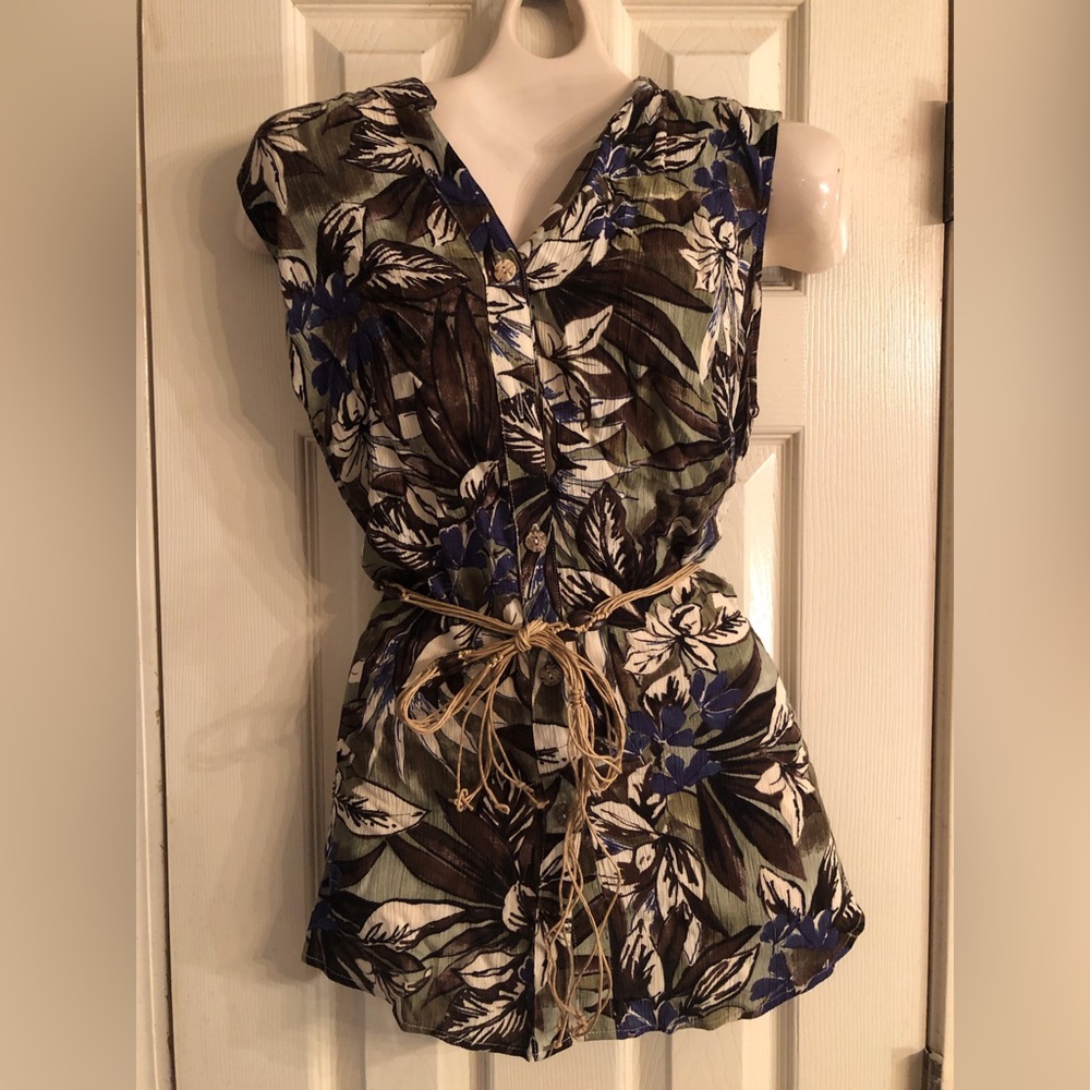 New White Stag 16W sleeveless button up top with belt